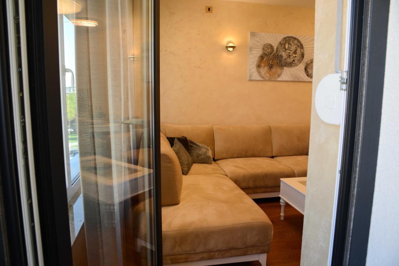Tesla 70 Apartment With Secure Parking In The Garage Νόβι Σαντ Εξωτερικό φωτογραφία